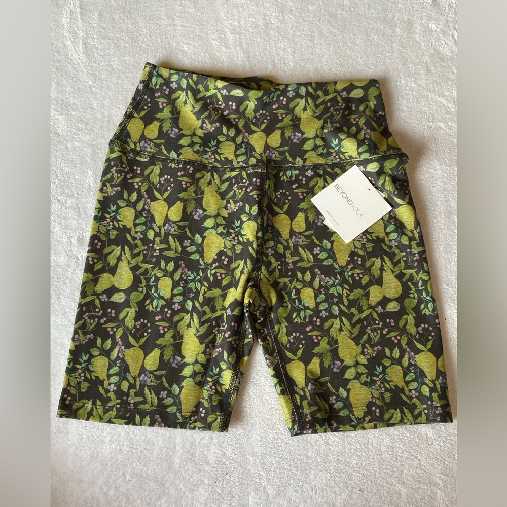NWT 🍐Beyond Yoga Shorts♠️ - Picture 1 of 5